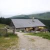 Postalmhütte, an der Postalmstraße, mit Blick auf Wald und Wiesen