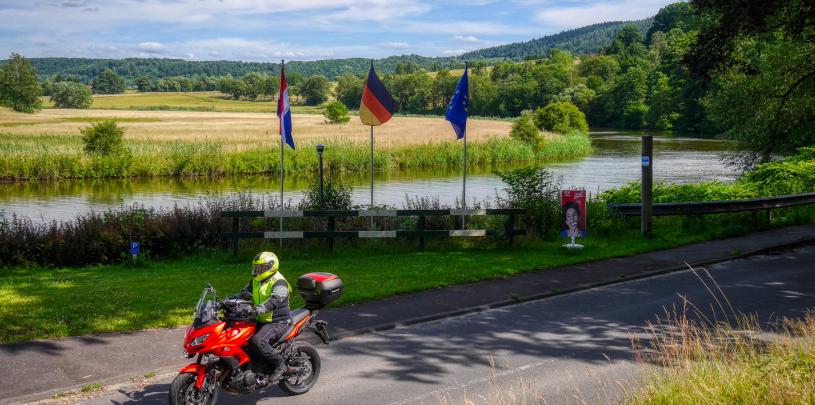 Motorrad an der Werra
