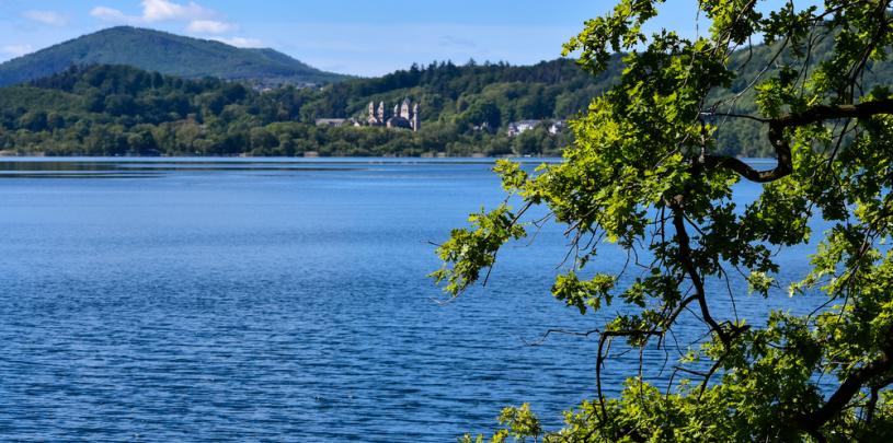 Laacher See mit Kloster 