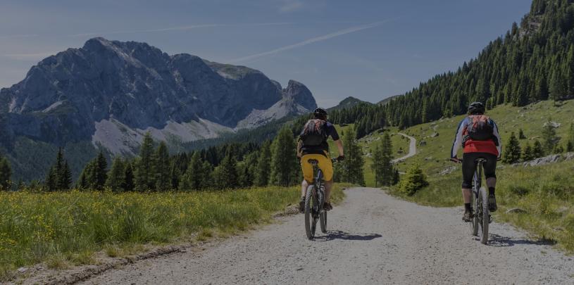 Zwei Ebiker auf einer Ebike Tour auch die Berge von Kärnten