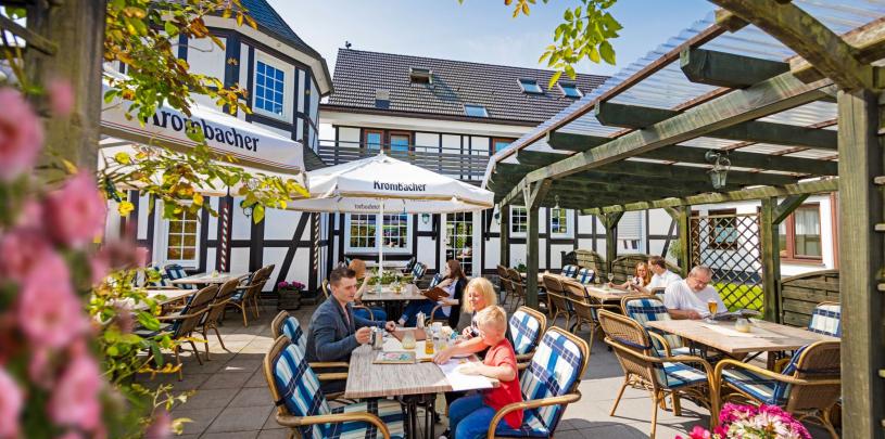 13315 Motorrad Hotel Repetal im Sauerland Biergarten.jpg