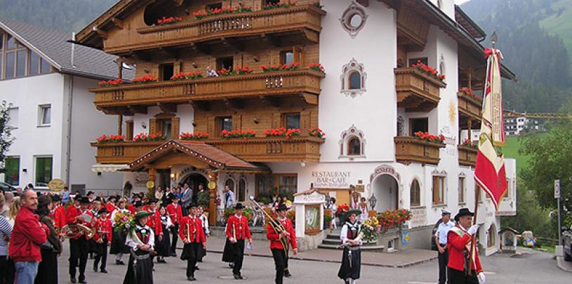 30741 Bike Hotel Sonnenhof Südtirol Ansicht.jpg