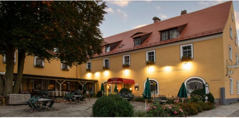Motorrad Hotel Koeniglichen Bayr. Forsthaus.jpg