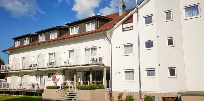30817 Bike Hotel Löwen BodenseeAussenansicht_Hotelseite_Fahrrad_Kompass.jpg