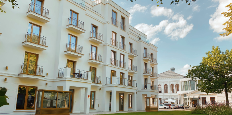 30858 Hotel am Schloss Ostfriesland Aussenansicht mit grün.png