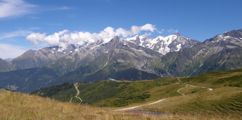 Le_massif_du_mont_blanc_depuis_le_col_du_joly panoramio - chisloup CC BY 3.0 a Wikimedia Commons.jpg