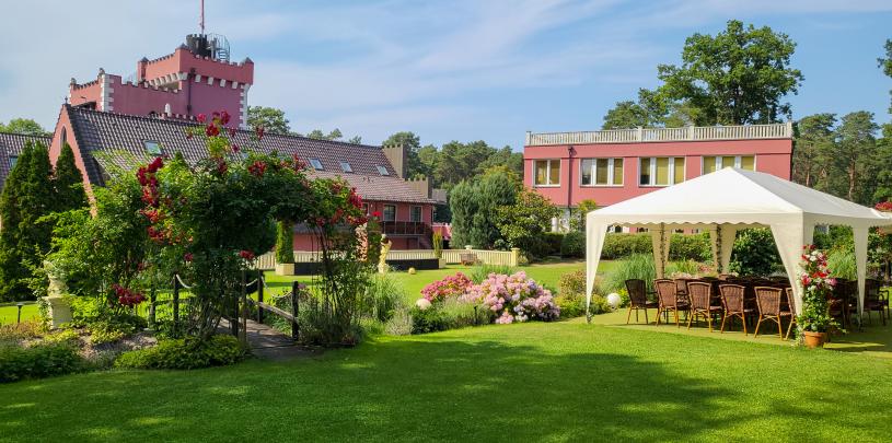 21051 Lakeside Burghotel 20220720_160811-300dpi.jpg