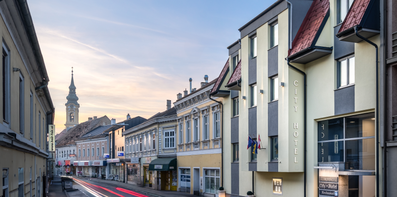 31176 Hotel Stockrau 300dpi Außenansicht.png