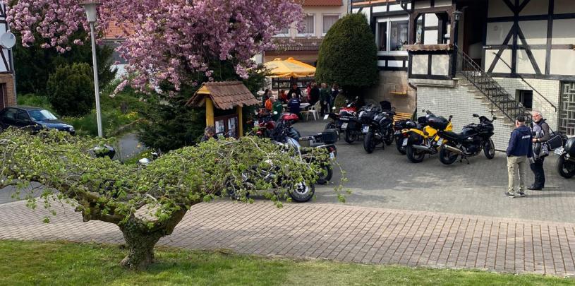 30074 Adi Hotels 01-hof-kirschbluete-motorraeder.jpg