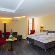 30588 Biker Hotel Theresientor in Niederbayern 3.jpg