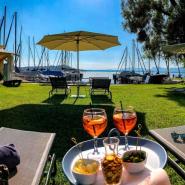 0694 Biker Hotel Yachtclub Chiemsee Garten.jpg
