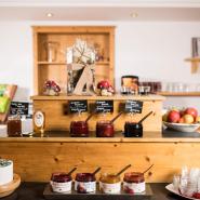 12939 Bike Hotel Bergfrieden Südtirol Frühstück.jpg