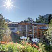 30848 Baumhotel Jäger von Fall Oberbayern Innenhof.jpg