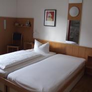 30873 Kolping Hotel Franken Doppelzimmer Standard.JPG