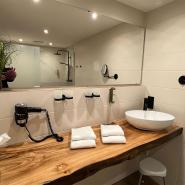 30881 Alpina_Lodge_Badezimmer.jpg