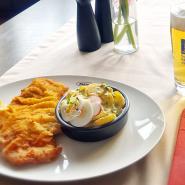 31013 Pastori_Schnitzeltag-kartoffelsalat-augustiner_20230424_171449_991x450px.jpg