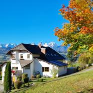 31110 Haus Löger Apartments Panorama Bergblick Herbst.jpg