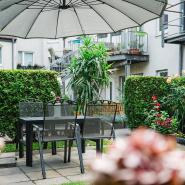 30713 Hotel-Mirage-Seitenstreifen-065-dachgarten-innenhof.jpg