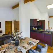 31185  Außerfehn Alpenglühen_Lodge_WohnzimmerKI.png