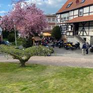 30074 Adi Hotels 01-hof-kirschbluete-motorraeder.jpg