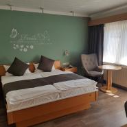 12786 Motorrad Hotel Kurfürst in der Eifel.jpg
